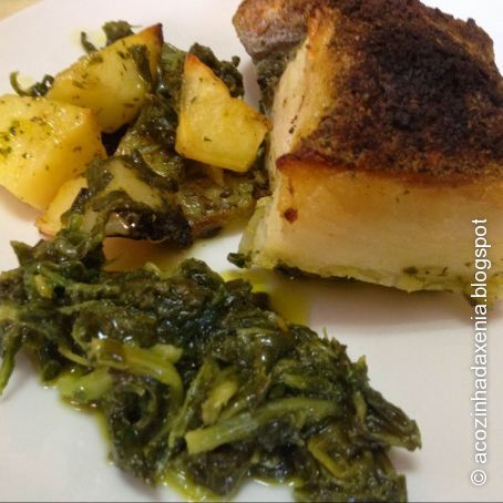 Bacalhau assado com grelos e batatas