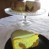 Bolo mármore delicioso com cobertura de chocolate branco