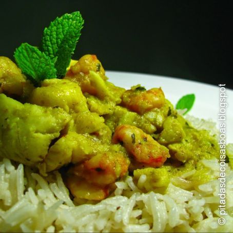 Caril de pescada, camarão e manga