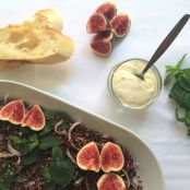 Salada de Quinoa Vermelha e Molho de Tahine