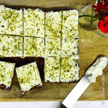Bolo de Figos com Cobertura de Mascarpone e Pistache