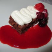 Brownie de chocolate e iogurte com chantilly e coulis de frutos silvestres