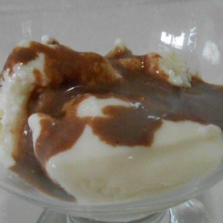 Iogurte frozen com calda de chocolate