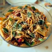 Macarrão ao molho de  azeitona e manjericão