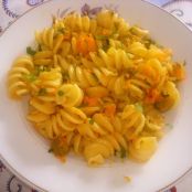 Macarrão ao alho e azeite com cenoura e azeitonas