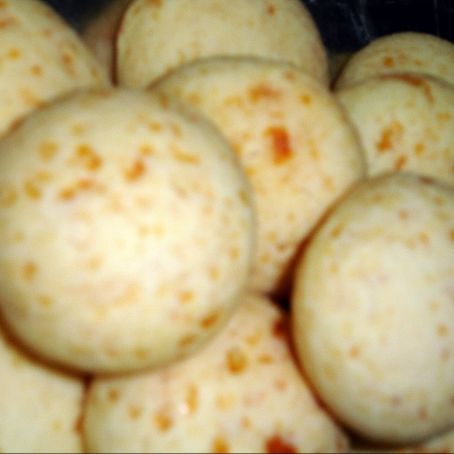 Pão de queijo  recheado com com atum e  requeijão