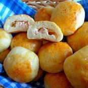 Pãozinho de batata recheado de queijo com presunto