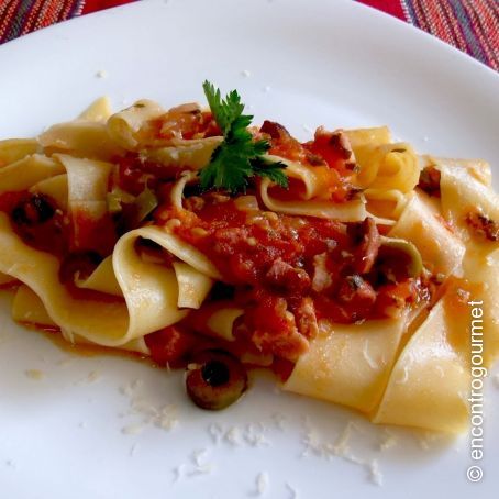 Papardelle com molho de tomates frescos com bacon