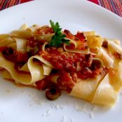 Papardelle com molho de tomates frescos com bacon