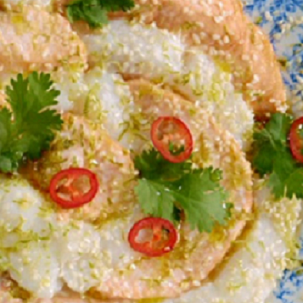 Salmão e peixe branco ao forno preparados ao estilo asiático
