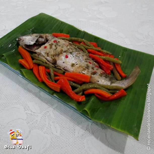 Peixe na folha de bananeira