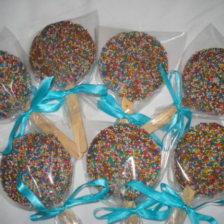 Pirulito de brigadeiro com bolacha Maria