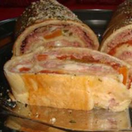 Pizza enrolada com recheio misto