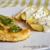 Frango empanado no parmesão com batatas assadas e molho de ciboulette