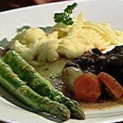 Boeuf Bourguignon com Mousseline de Batatas e Aspargos Frescos