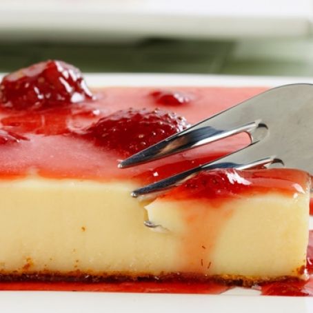 Brigadeirão branco com calda de morango