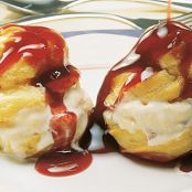 Carolina com sorvete e calda