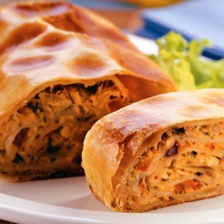 Enrolado de frango com massa de pastel