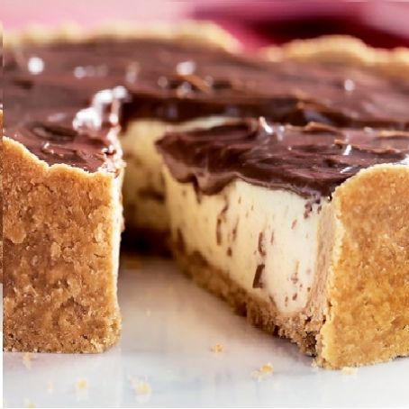 Torta de baunilha com calda de chocolate