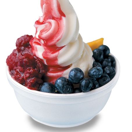 Frozen iogurte com calda de frutas vermelhas