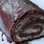 Rocambole de nozes coberto com chocolate