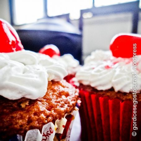 Cupcakes de baunilha com recheio de creme de cereja