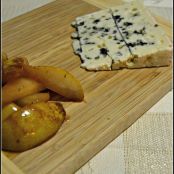 Roquefort com pêras em molho de vinho do Porto