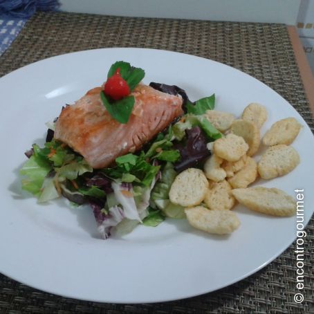 Salada de salmão com mix de folhas verdes