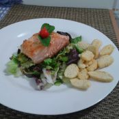 Salada de salmão com mix de folhas verdes