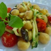 Salada de grão-de-bico com abobrinha ao molho de tahine