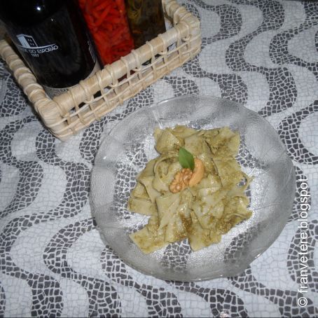 Macarrão ao Pesto Cremoso de Manjericão Nozes e Castanha de Caju