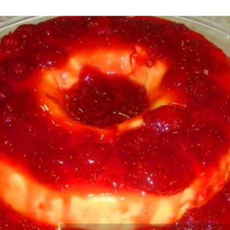 Brigadeirão branco com calda de morango