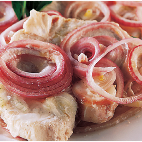 Peixe assado com cebola roxa