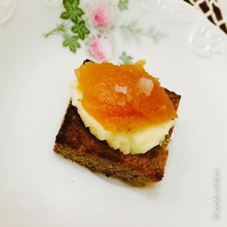 Tosta de Centeio com Manteiga e Marmelada