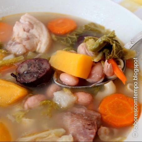 Sopa de feijão com massa cotovelinhos com carne 
