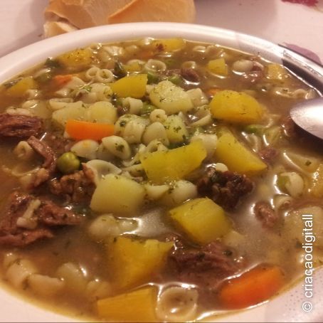 Sopa de legumes com macarrão