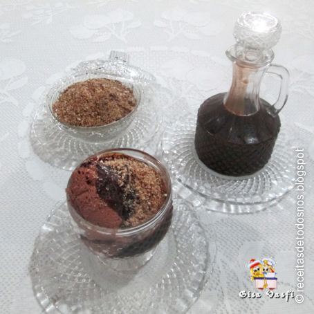 Sorvete e milk shake de chocolate, calda e farofa para sorvete