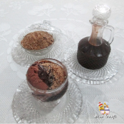 Sorvete e milk shake de chocolate, calda e farofa para sorvete