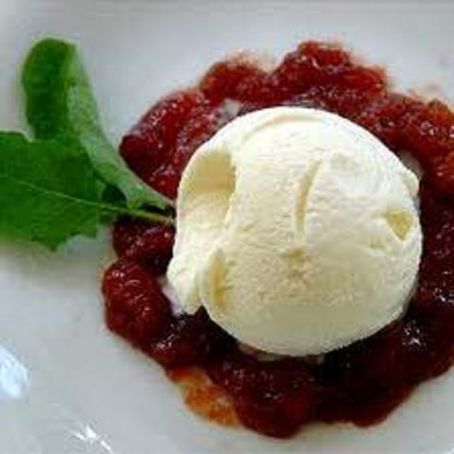 Sorvete de queijo com calda de goiabada