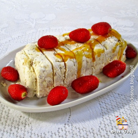 Sorvete de merengue com calda de maracujá e morangos frescos