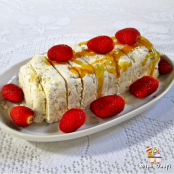 Sorvete de merengue com calda de maracujá e morangos frescos