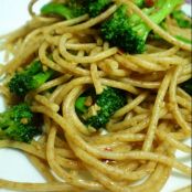 Macarrão Integral ao Alho e Óleo com Brócolis