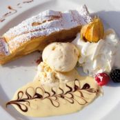 Strudel de Banana com Sorvete de Creme e Azeite de Canela