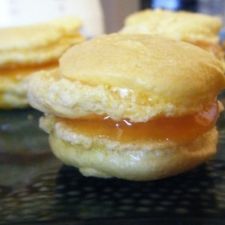 Macarons de açafrão com geléia de damasco