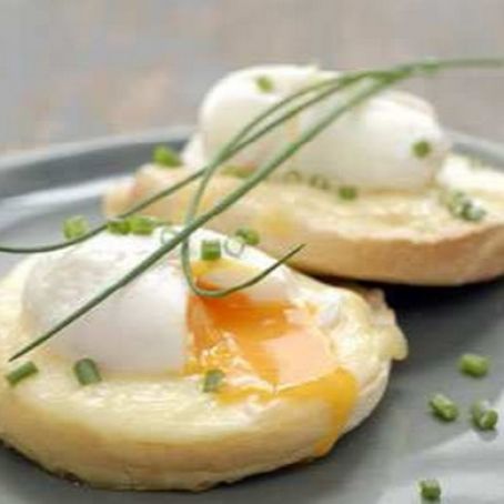 Ovos beneditinos com brioche e queijo