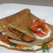 Galette de trigo sarraceno e salmão defumado