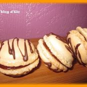 Macarons de caramelo e chocolate