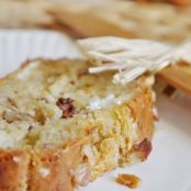 Bolo de queijo de cabra, nozes e cebolas caramelizadas