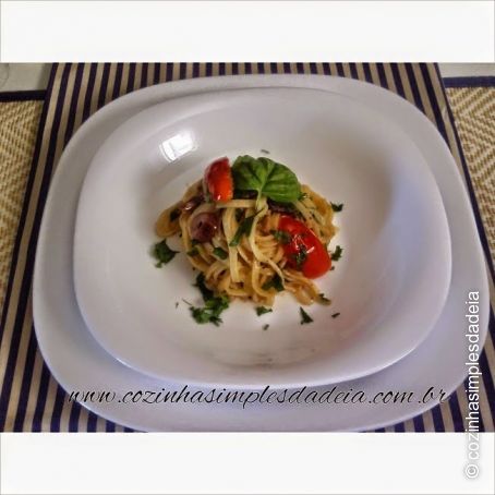 Talharim com azeitonas, aliche e tomatinhos