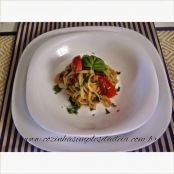 Talharim com azeitonas, aliche e tomatinhos